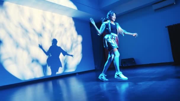 Tänzerin Auf Der Bühne Mit Floralem Schattenhintergrund Während Der Nacht — Stockvideo
