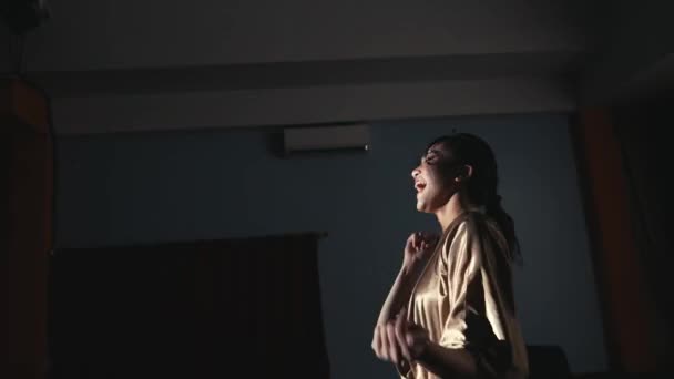 Силует Жінки Танцюриста Виступає Експресивними Жестами Темній Сцені Приглушеним Освітленням — стокове відео
