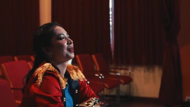 Εστιασμένη Γυναίκα Ένα Κομψό Σακάκι Κάθεται Ένα Ακροατήριο Θεάτρου Θολή — Αρχείο Βίντεο