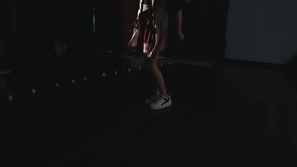 Tänzerin Auf Der Bühne Mit Dramatischem Schatten Hintergrund Während Der — Stockvideo