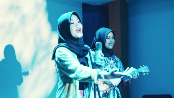 Två Kvinnor Hijabs Utför Musik Sjunger Mikrofon Och Den Andra — Stockvideo