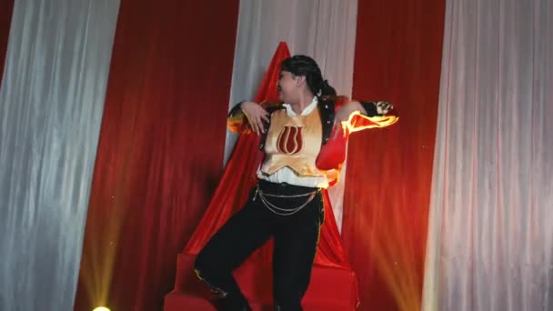 Возбужденная Молодая Женщина Танцует Радости Стильной Красной Куртке Полосатом Фоне — стоковое видео
