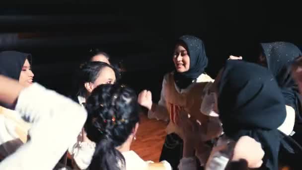 Grupo Pessoas Desfrutando Uma Festa Animada Com Dança Mãos Levantadas — Vídeo de Stock