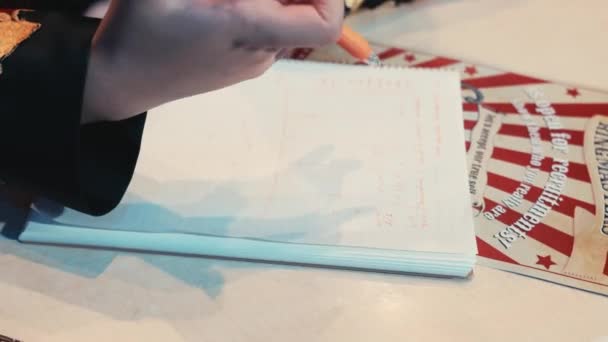 Close Mulher Mão Escrever Notas Com Público Segundo Plano Seminário — Vídeo de Stock