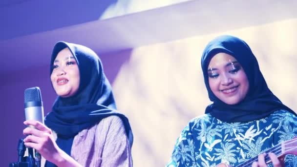 Kaksi Naista Joilla Hijabeja Konferenssissa Toinen Puhuu Mikrofoniin Yöllä — kuvapankkivideo