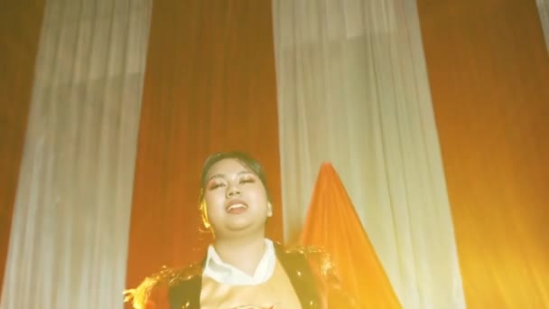 Artista Feminina Traje Vibrante Cantando Palco Com Iluminação Dramática Cortinas — Vídeo de Stock