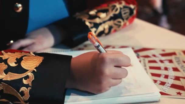 Close Mulher Mão Escrever Notas Com Público Segundo Plano Seminário — Vídeo de Stock