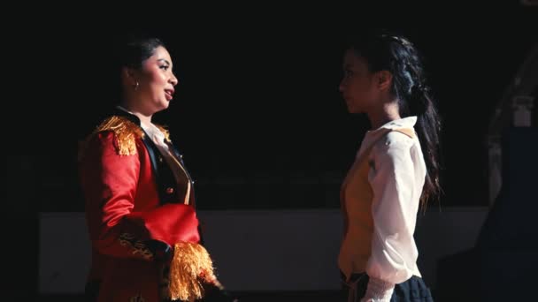 Дві Жінки Драматичній Сцені Театральними Костюмами Вночі — стокове відео
