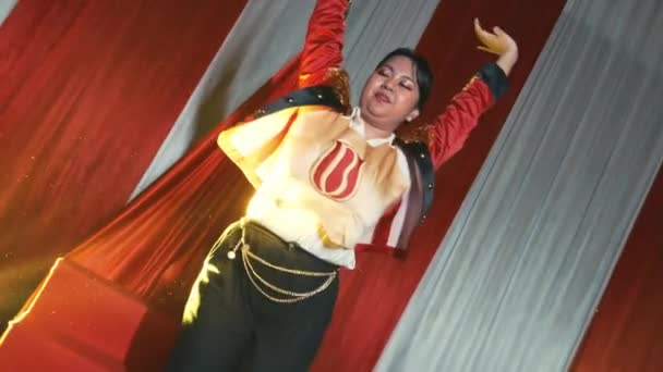 Performer Roter Jacke Auf Der Bühne Mit Dramatischer Beleuchtung Und — Stockvideo