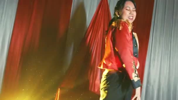 Performer Roter Jacke Auf Der Bühne Mit Dramatischer Beleuchtung Und — Stockvideo