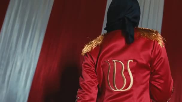 Уверенная Молодая Женщина Хиджабе Элегантный Наряд Позирует Красной Накидкой Передавая — стоковое видео