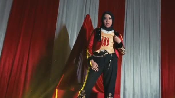 Jovem Confiante Hijab Casaco Elegante Posando Com Atitude Contra Pano — Vídeo de Stock