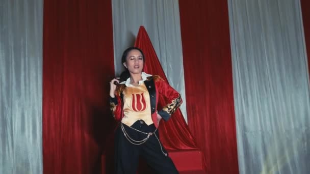 Elegáns Egy Vintage Katonai Ihletésű Dzsekiben Pózol Vörös Színpad Függönye — Stock videók