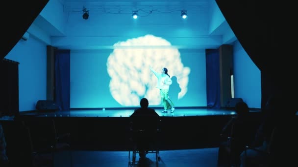 观众观看介绍与放映机屏幕 轮廓概念在夜间 — 图库视频影像