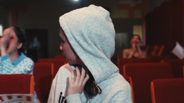 Giovane Donna Sconvolta Felpa Con Cappuccio Seduta Teatro Con Pubblico — Video Stock