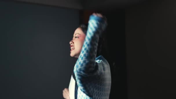 Σιλουέτα Μιας Γυναίκας Που Τεντώνει Χέρια Της Ένα Δωμάτιο Φυσικό — Αρχείο Βίντεο
