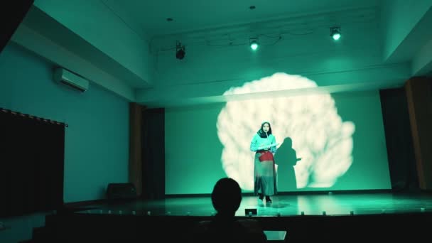 Wykonawca Scenie Dramatycznym Oświetleniem Tłem Projekcyjnym Przekazujący Ekspresję Artystyczną Nocy — Wideo stockowe