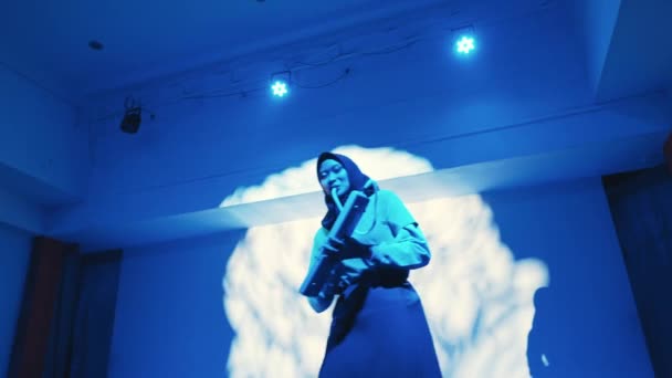 Artista Feminina Cantando Palco Com Iluminação Azul Criando Uma Atmosfera — Vídeo de Stock