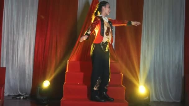 Performer Ζωντανή Κοστούμι Κατεβαίνοντας Κόκκινες Σκάλες Στη Σκηνή Δραματικό Φωτισμό — Αρχείο Βίντεο