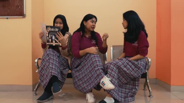 Tre Giovani Donne Uniforme Scolastica Sedute Chiacchierare Una Con Libro — Video Stock