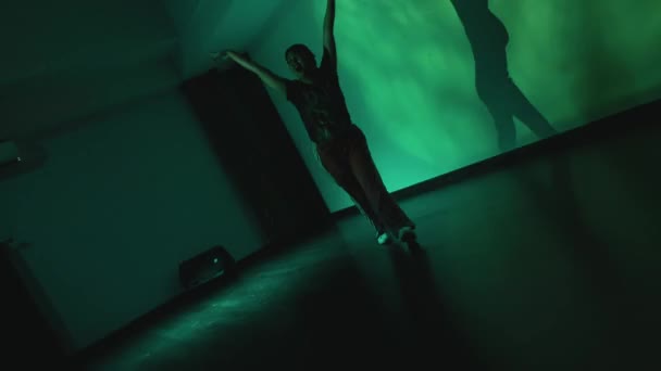 夜の間に床に影を投げる自然光のある部屋でダンスや武術を練習する2人の人のシルエット — ストック動画