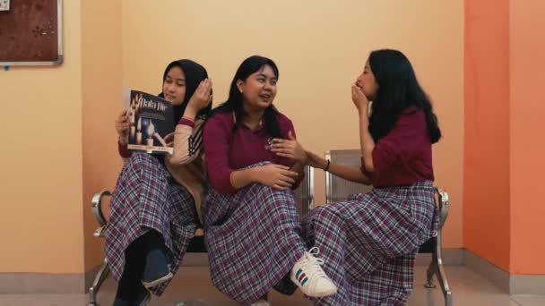 Trzy Młode Kobiety Szkolnych Mundurkach Rozmawiają Śmieją Się Rano Domu — Wideo stockowe