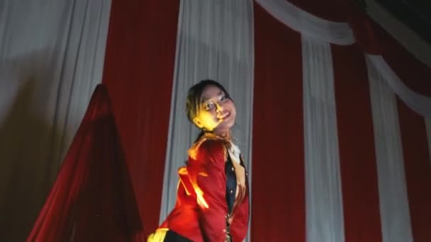 夜の背景に白いドレープで赤いジャケットで踊る楽しい女性 — ストック動画