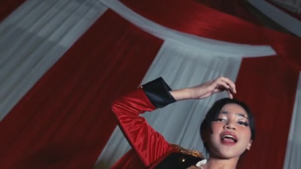 Kırmızı Kostümlü Kendine Güvenen Kadın Sahne Arkasında Dramatik Işıklandırma Perdeler — Stok video