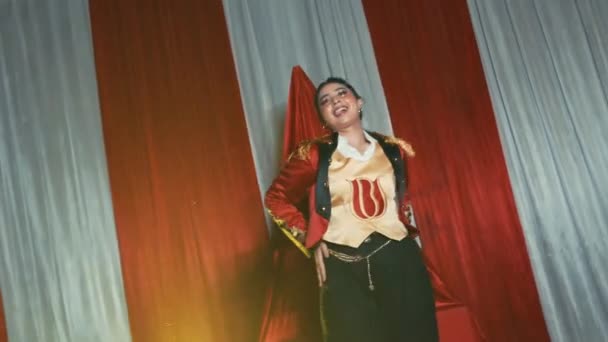 Mulher Jaqueta Vermelha Vibrante Posando Artisticamente Com Cortinas Fluidas Transmitindo — Vídeo de Stock