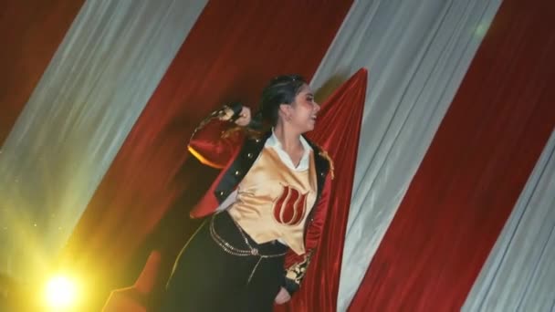 Mulher Excitada Casaco Vermelho Com Boca Aberta Expressando Alegria Surpresa — Vídeo de Stock