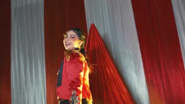 Mulher Confiante Uma Elegante Jaqueta Vermelha Dourada Posando Frente Cortinas — Vídeo de Stock