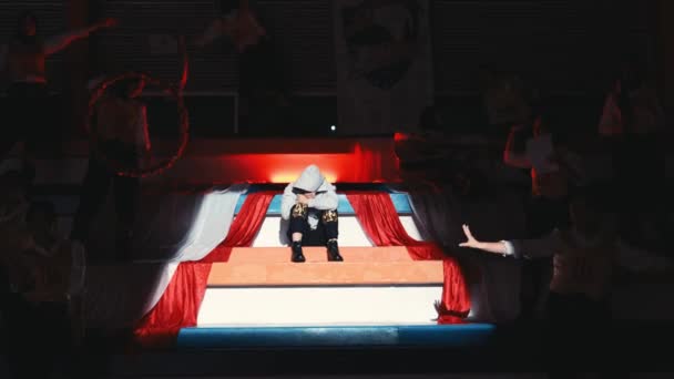 由两名运动员参加的摔跤圈的头像 夜间在黑暗的竞技场上被聚光灯照亮 — 图库视频影像