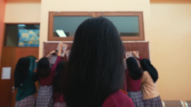 Widok Tyłu Uczniów Mundurach Podnoszących Ręce Klasie Wskazujący Uczestnictwo Lub — Wideo stockowe