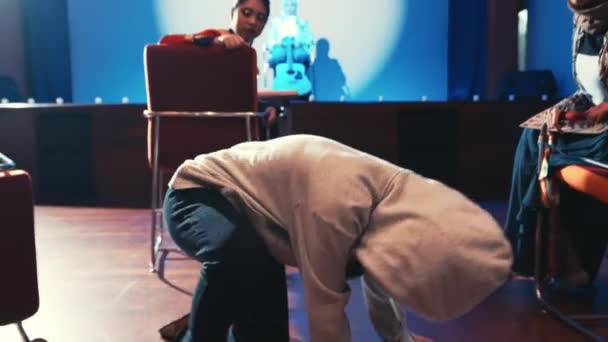 Uma Mulher Capuz Sai Palco Envergonhada Durante Uma Performance Noturna — Vídeo de Stock