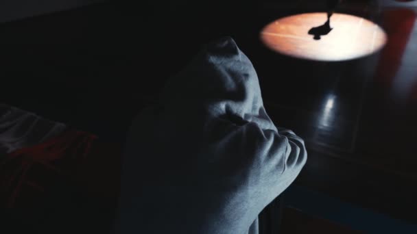 Μυστηριώδης Άνθρωπος Κουκούλα Κάθεται Σκοτεινό Δωμάτιο Μία Πηγή Φωτός Ρίχνει — Αρχείο Βίντεο