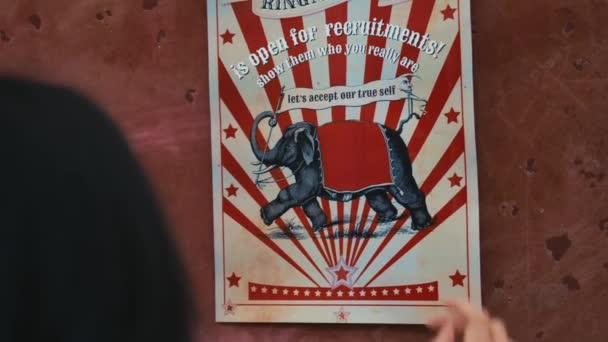 Рука Торкається Вінтажного Цирку Вербування Плакат Яскравою Графікою Текстом Вранці — стокове відео