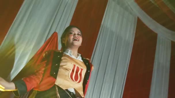Mulher Confiante Uma Jaqueta Vermelha Elegante Calças Pretas Posando Com — Vídeo de Stock
