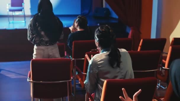 Seyirciler Gösteri Sırasında Boş Kırmızı Sandalyelerle Bir Tiyatroda Oturdular — Stok video