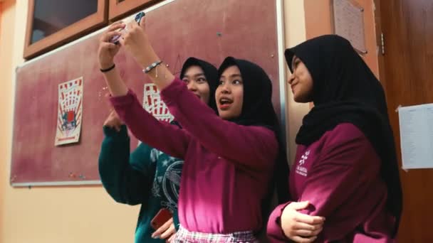Tre Donne Hijab Scattare Selfie Con Uno Smartphone Durante Mattina — Video Stock