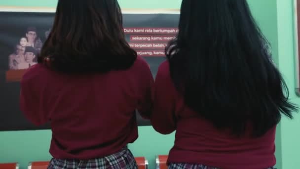 Due Studenti Uniforme Discutono Davanti Una Lavagna Classe Durante Mattinata — Video Stock