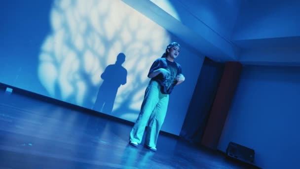 Silhouette Einer Person Die Während Der Ausstellung Einem Blau Beleuchteten — Stockvideo