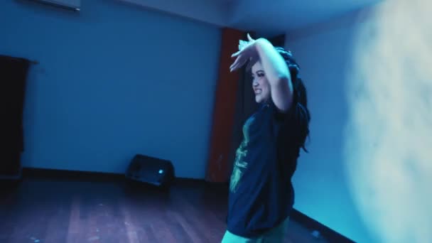 一个人在灯光昏暗的房间里跳舞的动态画面 有蓝色的灯光 能捕捉夜间的动作和能量 — 图库视频影像