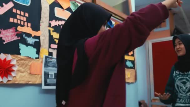 Persona Hijab Che Indica Una Bacheca Con Vari Volantini Avvisi — Video Stock