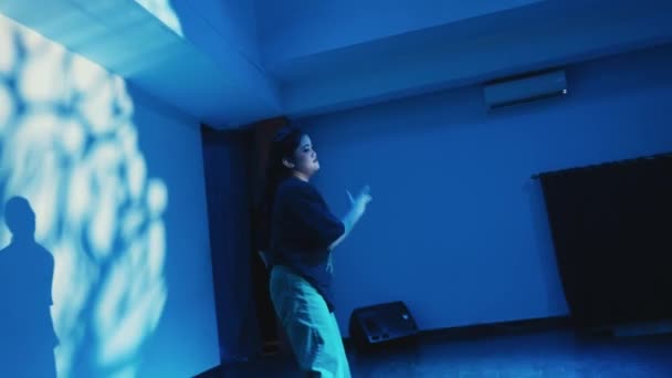 Silhouetted Vrouw Danst Alleen Een Blauw Verlichte Kamer Uiten Van — Stockvideo