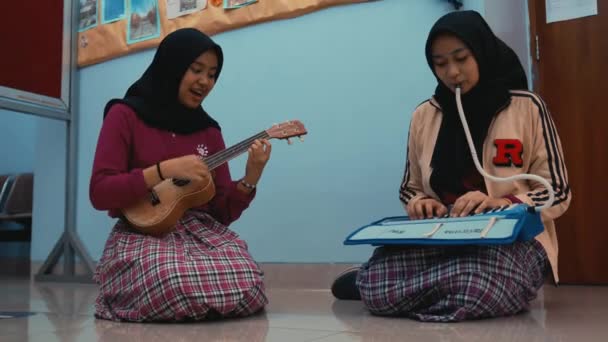 Due Giovani Donne Hijab Che Suonano Strumenti Musicali Chiuso Scuola — Video Stock