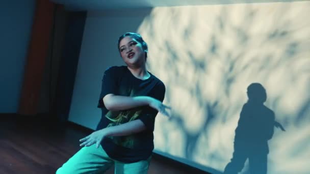 Performance Dança Dinâmica Com Jogo Sombra Quarto Azul Iluminado Mostrando — Vídeo de Stock