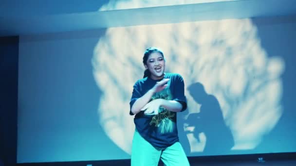 Person Tanzt Einem Raum Mit Blauem Licht Und Einem Großen — Stockvideo