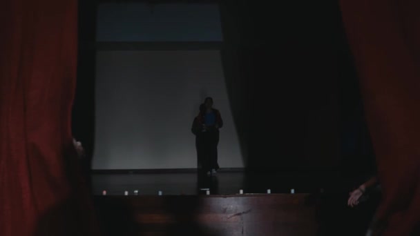 Karanlıkta Karanlık Odada Spot Işıkları Altında Duran Iki Kişinin Silueti — Stok video