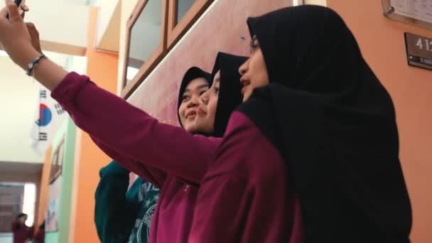 Três Jovens Mulheres Tirando Uma Selfie Juntas Corredor Com Tons — Vídeo de Stock