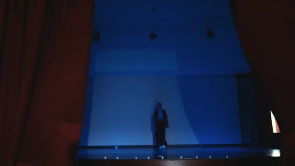 Samotna Kobieta Siedząca Pod Niebieskim Oświetleniem Przywołująca Nastrój Kontemplacji Samotności — Wideo stockowe